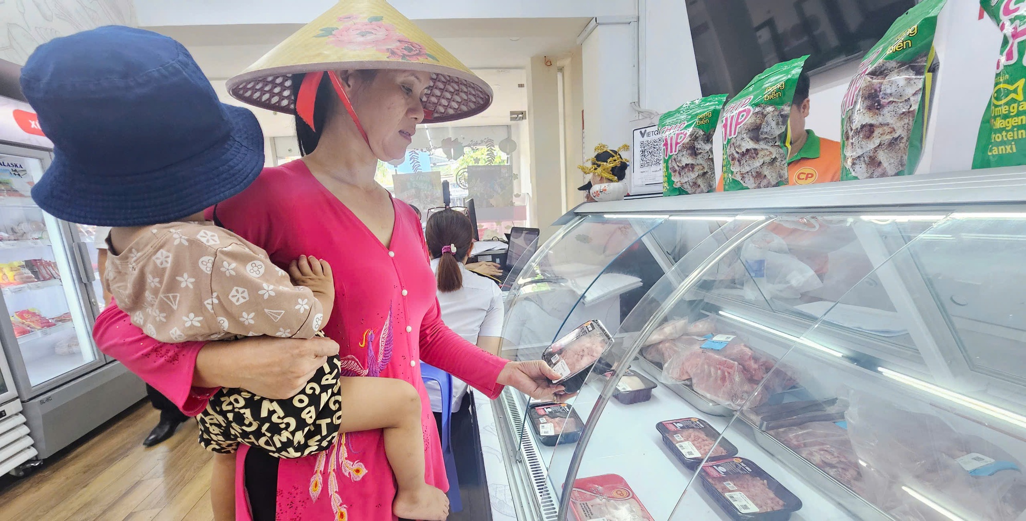 Bình Dương tiến hành kiểm tra các cửa hàng của Công ty C.P. Việt Nam - Ảnh 2.