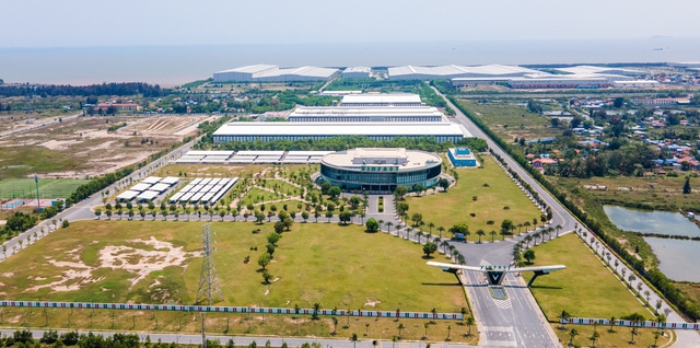 Đằng sau kỳ tích xây dựng nhà máy ô tô Vinfast: Chủ tịch Phạm Nhật Vượng phản hồi sau một phút, chỉ đạo làm kho rộng 12.000 m2 trong 2 tuần- Ảnh 2. Đằng sau kỳ tích xây dựng nhà máy ô tô Vinfast: Chủ tịch Phạm Nhật Vượng phản hồi sau một phút, chỉ đạo làm kho rộng 12.000 m2 trong 2 tuần- Ảnh 2.