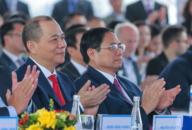 Đằng sau kỳ tích xây dựng nhà máy ô tô Vinfast: Chủ tịch Phạm Nhật Vượng phản hồi sau một phút, chỉ đạo làm kho rộng 12.000 m2 trong 2 tuần- Ảnh 3. Đằng sau kỳ tích xây dựng nhà máy ô tô Vinfast: Chủ tịch Phạm Nhật Vượng phản hồi sau một phút, chỉ đạo làm kho rộng 12.000 m2 trong 2 tuần- Ảnh 3.