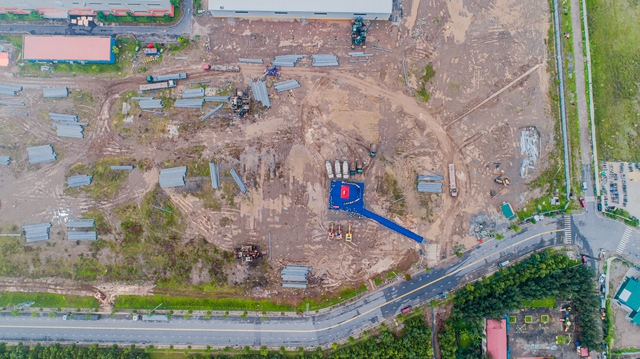 Đằng sau kỳ tích xây dựng nhà máy ô tô Vinfast: Chủ tịch Phạm Nhật Vượng phản hồi sau một phút, chỉ đạo làm kho rộng 12.000 m2 trong 2 tuần- Ảnh 4. Đằng sau kỳ tích xây dựng nhà máy ô tô Vinfast: Chủ tịch Phạm Nhật Vượng phản hồi sau một phút, chỉ đạo làm kho rộng 12.000 m2 trong 2 tuần- Ảnh 4.