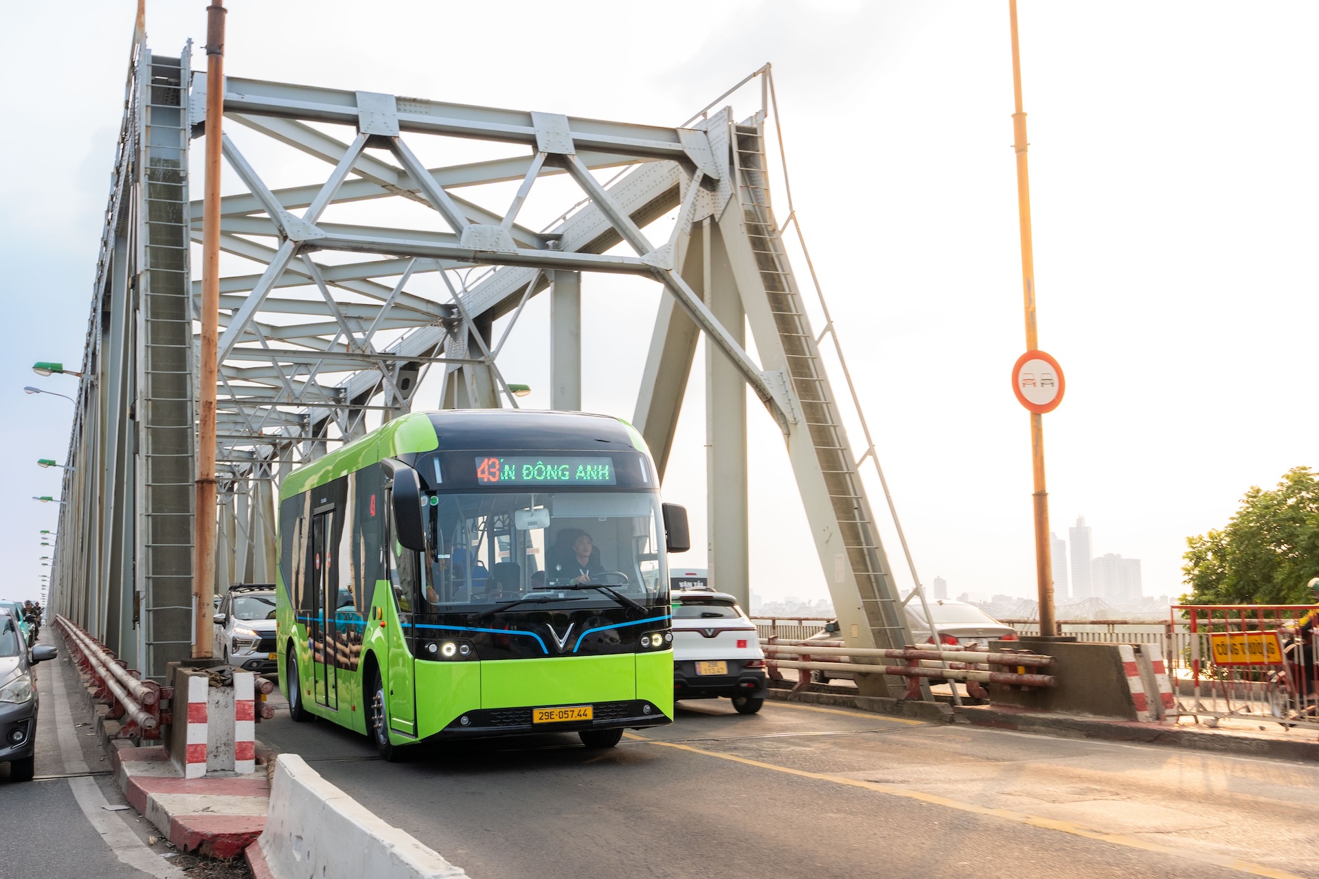 Một tuyến buýt điện nối 30 điểm từ trung tâm tới Đông Anh, đi thẳng đến công trình Top 10 TG của Vingroup- Ảnh 1. Một tuyến buýt điện nối 30 điểm từ trung tâm tới Đông Anh, đi thẳng đến công trình Top 10 TG của Vingroup- Ảnh 1.