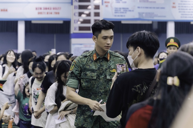 Hình ảnh hiếm thấy ở ga Sài Gòn trong buổi tối đặc biệt: Hơn 700 chiến sĩ đã lên đường thực hiện nhiệm vụ A80!- Ảnh 13.