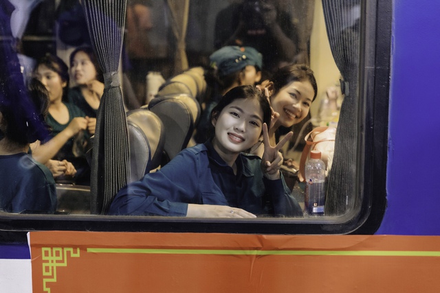 Hình ảnh hiếm thấy ở ga Sài Gòn trong buổi tối đặc biệt: Hơn 700 chiến sĩ đã lên đường thực hiện nhiệm vụ A80!- Ảnh 17.