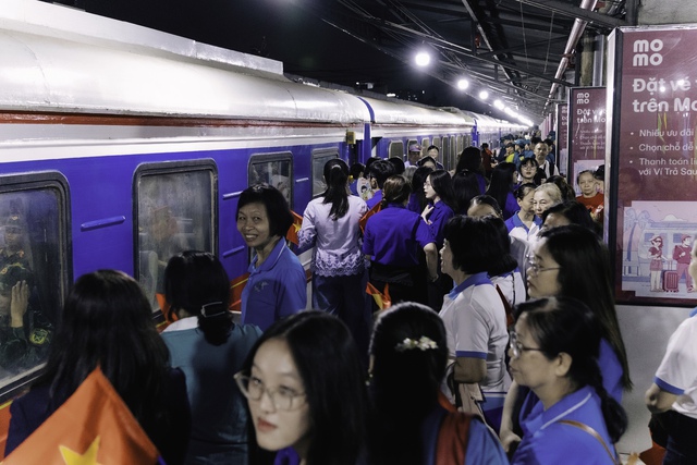 Hình ảnh hiếm thấy ở ga Sài Gòn trong buổi tối đặc biệt: Hơn 700 chiến sĩ đã lên đường thực hiện nhiệm vụ A80!- Ảnh 21.