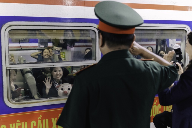 Hình ảnh hiếm thấy ở ga Sài Gòn trong buổi tối đặc biệt: Hơn 700 chiến sĩ đã lên đường thực hiện nhiệm vụ A80!- Ảnh 23.