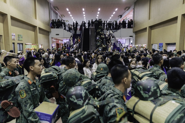 Hình ảnh hiếm thấy ở ga Sài Gòn trong buổi tối đặc biệt: Hơn 700 chiến sĩ đã lên đường thực hiện nhiệm vụ A80!- Ảnh 3.