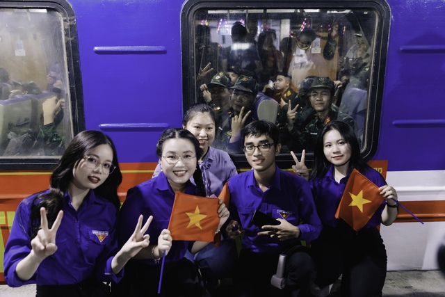 Hình ảnh hiếm thấy ở ga Sài Gòn trong buổi tối đặc biệt: Hơn 700 chiến sĩ đã lên đường thực hiện nhiệm vụ A80!- Ảnh 19.