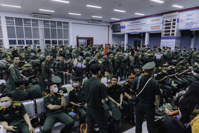 Hình ảnh hiếm thấy ở ga Sài Gòn trong buổi tối đặc biệt: Hơn 700 chiến sĩ đã lên đường thực hiện nhiệm vụ A80!- Ảnh 1.