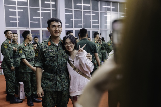 Hình ảnh hiếm thấy ở ga Sài Gòn trong buổi tối đặc biệt: Hơn 700 chiến sĩ đã lên đường thực hiện nhiệm vụ A80!- Ảnh 7.