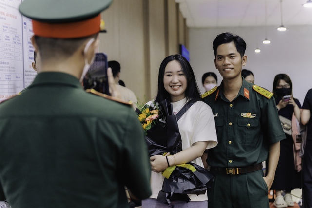 Hình ảnh hiếm thấy ở ga Sài Gòn trong buổi tối đặc biệt: Hơn 700 chiến sĩ đã lên đường thực hiện nhiệm vụ A80!- Ảnh 9.