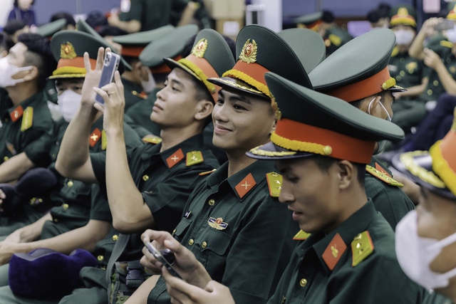 Hình ảnh hiếm thấy ở ga Sài Gòn trong buổi tối đặc biệt: Hơn 700 chiến sĩ đã lên đường thực hiện nhiệm vụ A80!- Ảnh 4.