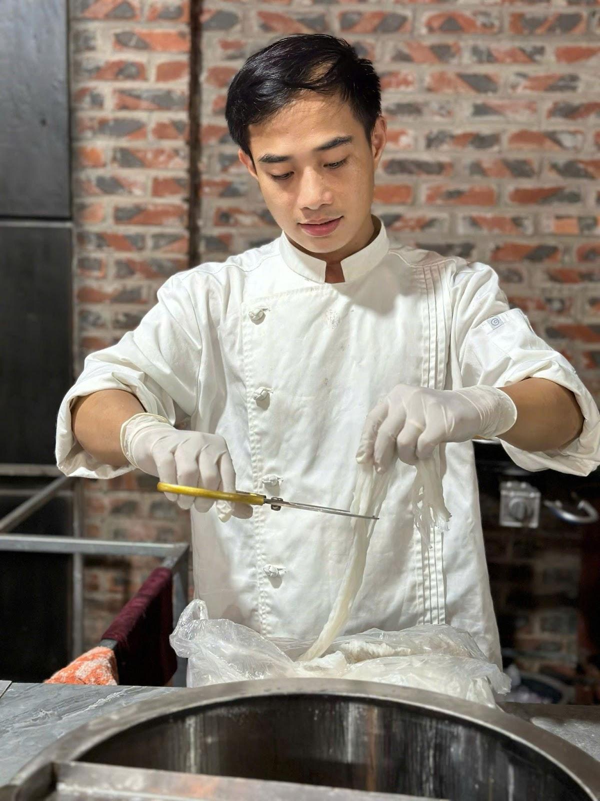 Hành trình truyền lửa đam mê nấu ăn của chàng bếp trưởng gây sốt TikTok - Ảnh 4.