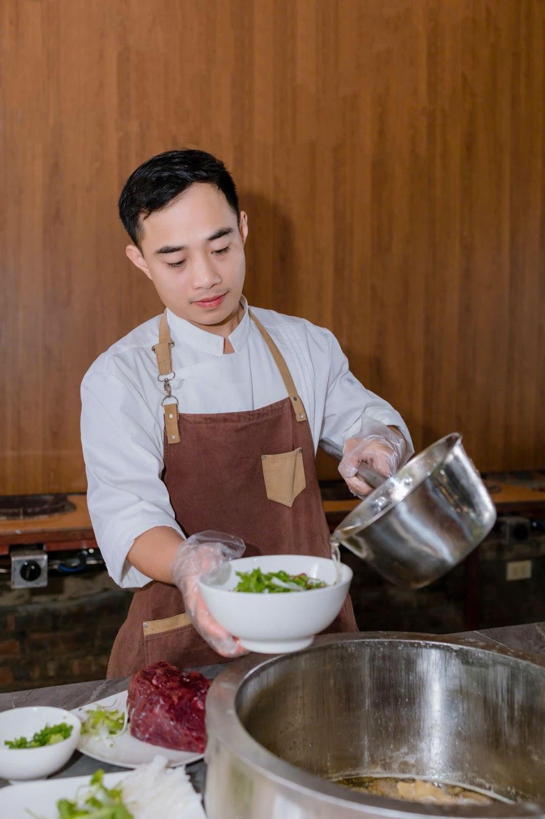Hành trình truyền lửa đam mê nấu ăn của chàng bếp trưởng gây sốt TikTok - Ảnh 5.