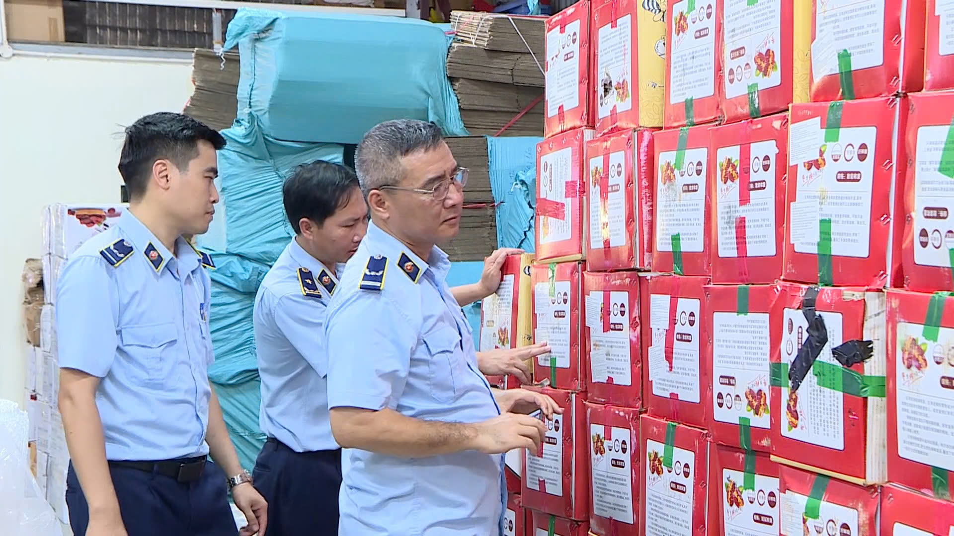 Quản lý thị trường tiếp tục kiểm tra một công ty ở Phú Thọ và Quảng Bình: Phát hiện 2 tấn táo đỏ, kỷ tử không rõ nguồn gốc; 4 tấn thực phẩm đông lạnh không đảm bảo vệ sinh - Ảnh 1.