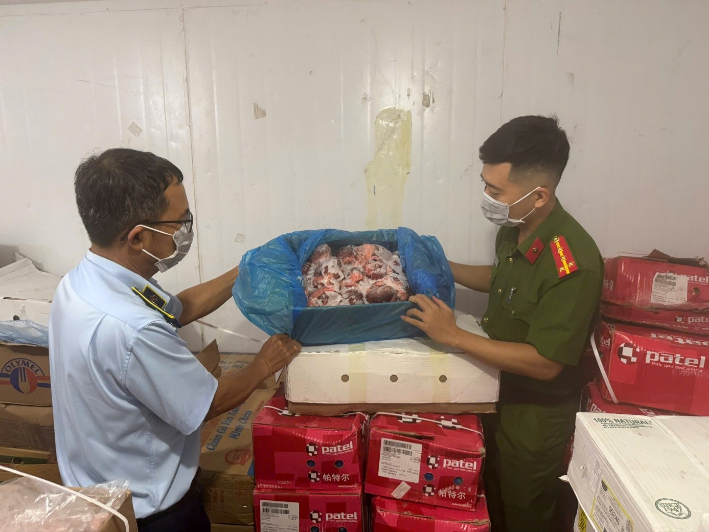 Quản lý thị trường tiếp tục kiểm tra một công ty ở Phú Thọ và Quảng Bình: Phát hiện 2 tấn táo đỏ, kỷ tử không rõ nguồn gốc; 4 tấn thực phẩm đông lạnh không đảm bảo vệ sinh - Ảnh 2.