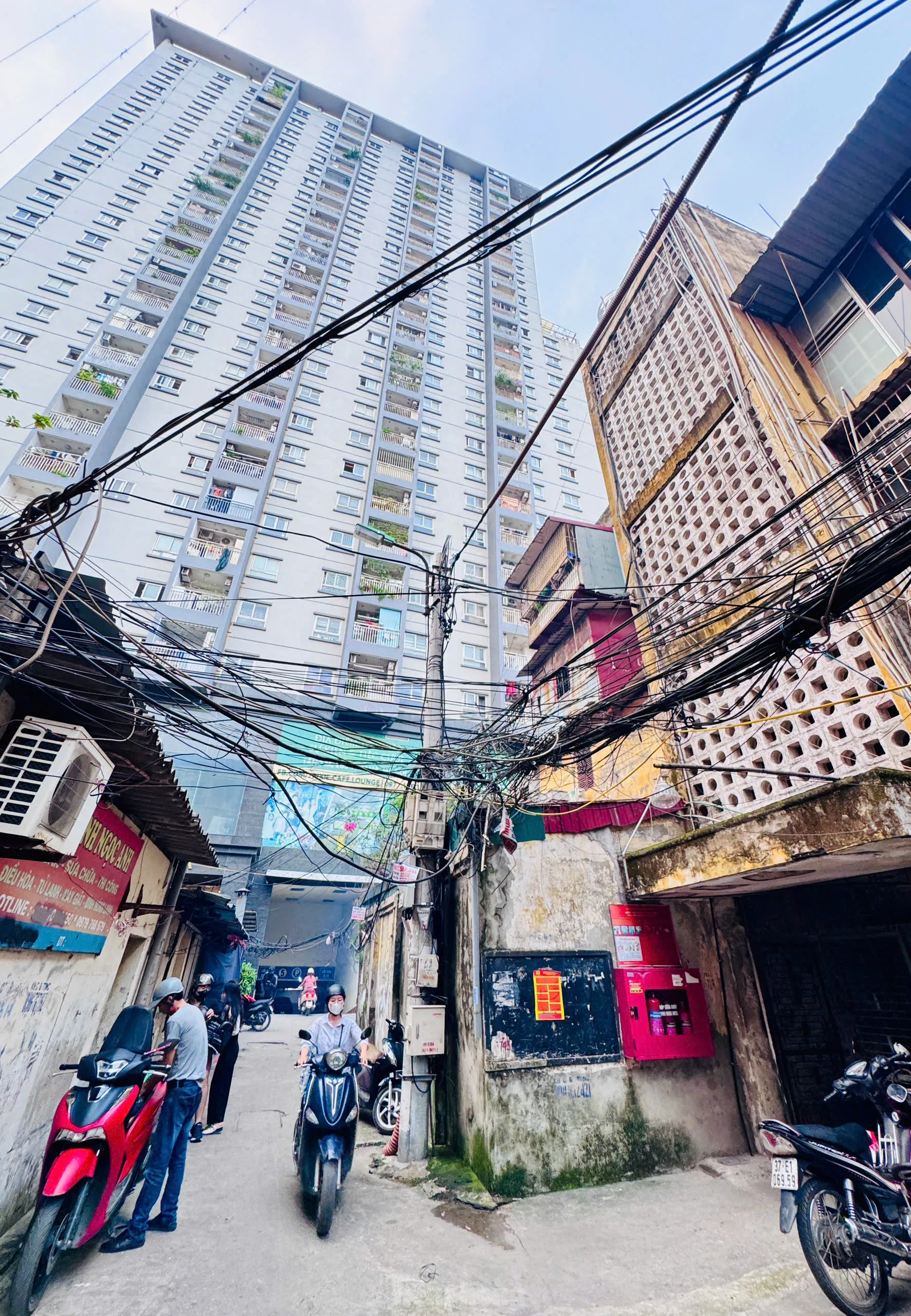 Hình ảnh đối lập giữa chung cư mới và cũ ở Hà Nội