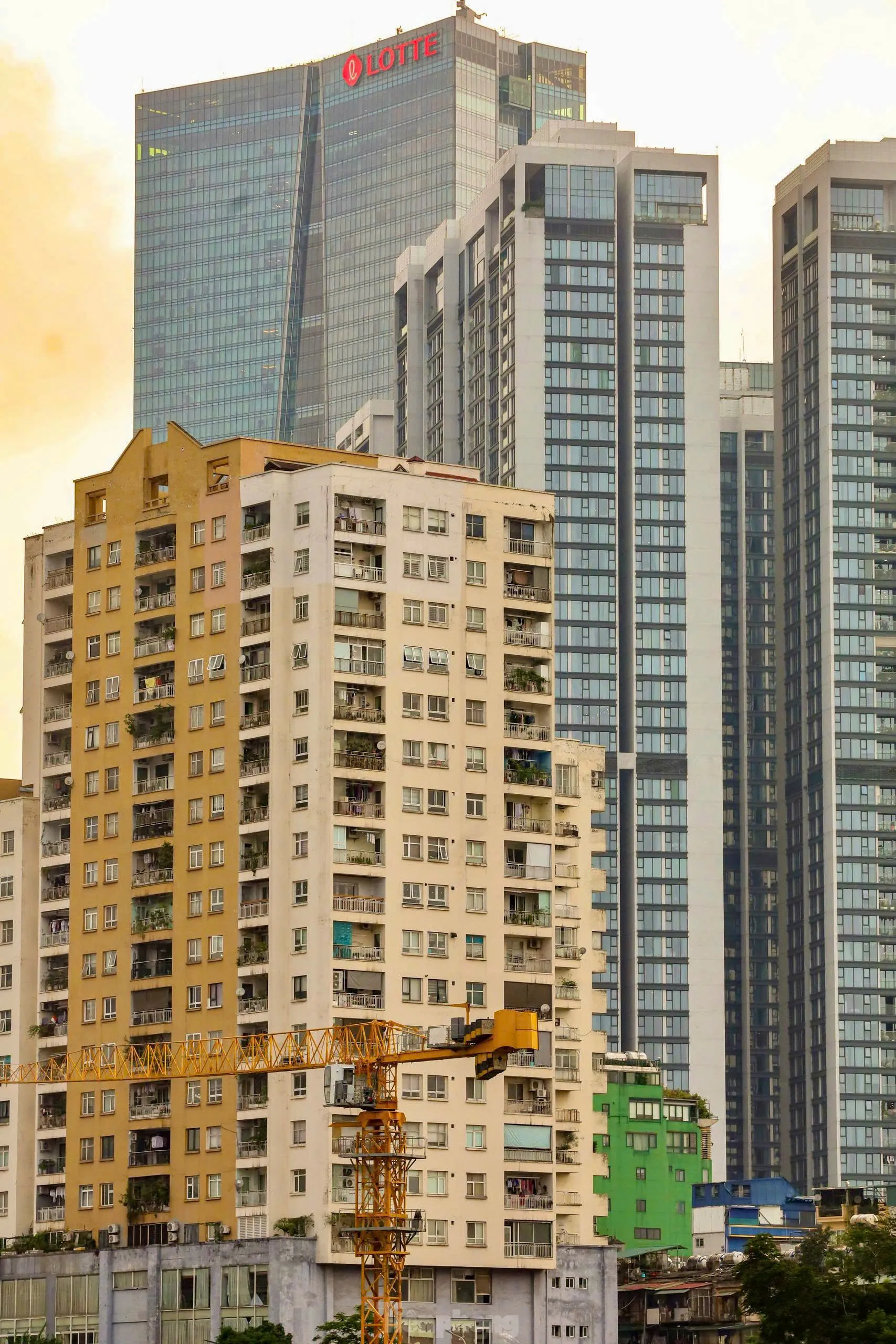 Hình ảnh đối lập giữa chung cư mới và cũ ở Hà Nội