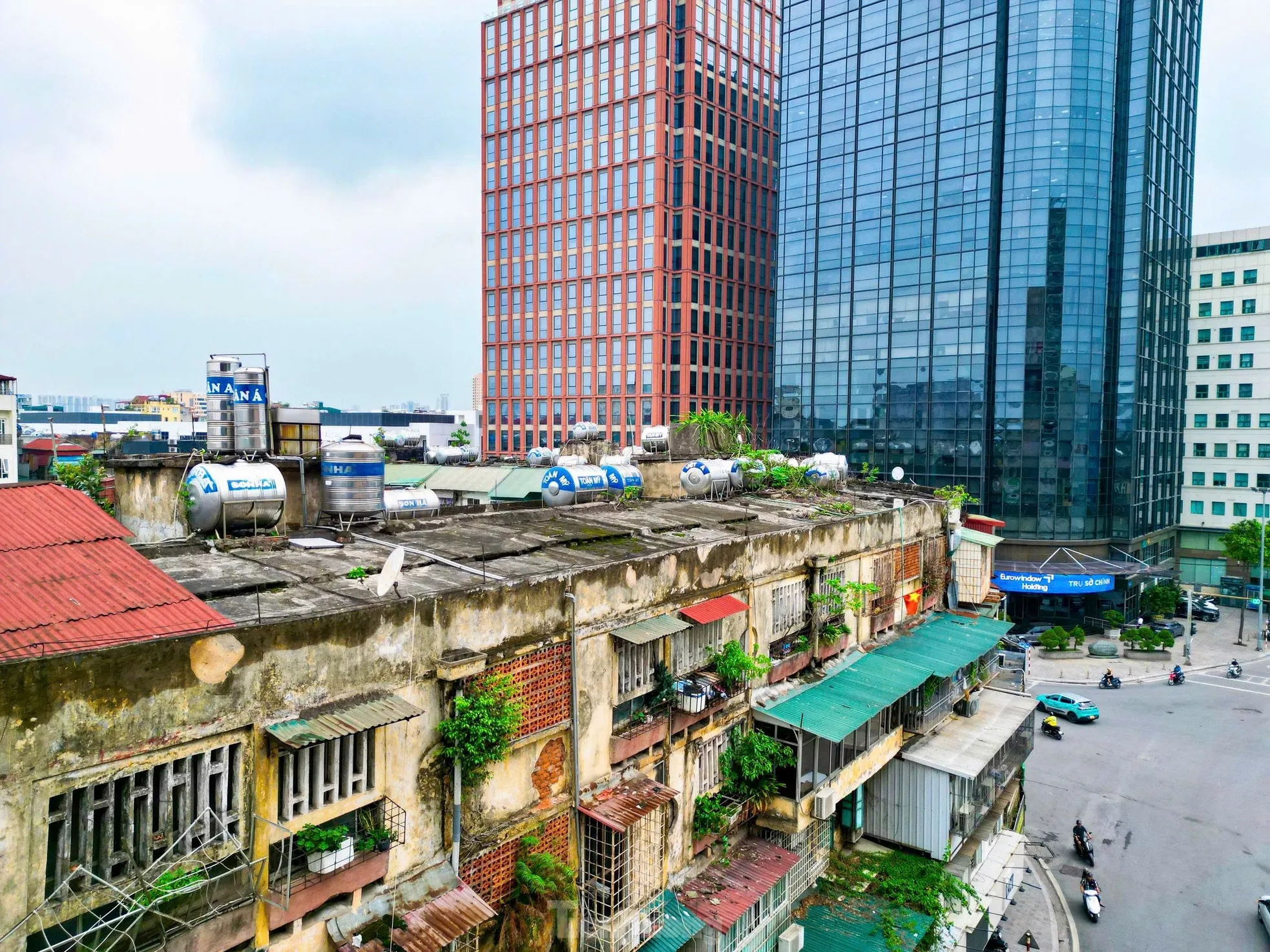 Hình ảnh đối lập giữa chung cư mới và cũ ở Hà Nội