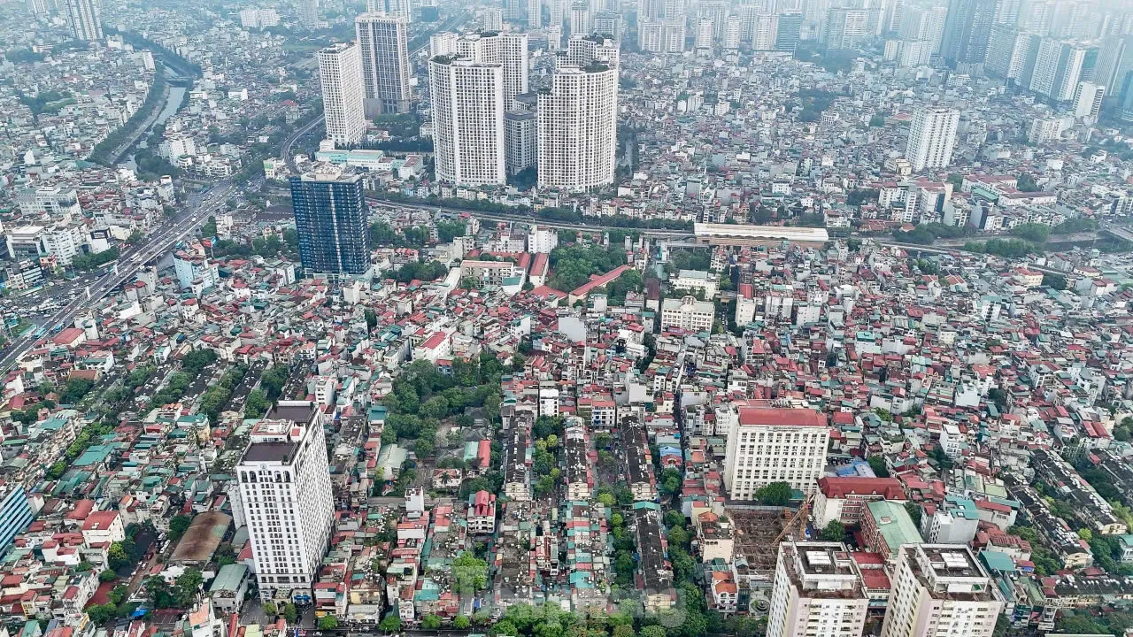Hình ảnh đối lập giữa chung cư mới và cũ ở Hà Nội