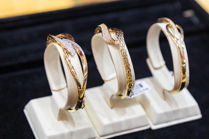 Giá vàng hôm nay 6/6: Đảo chiều giảm, giằng co quanh mốc 3.350 USD/ounce- Ảnh 1.