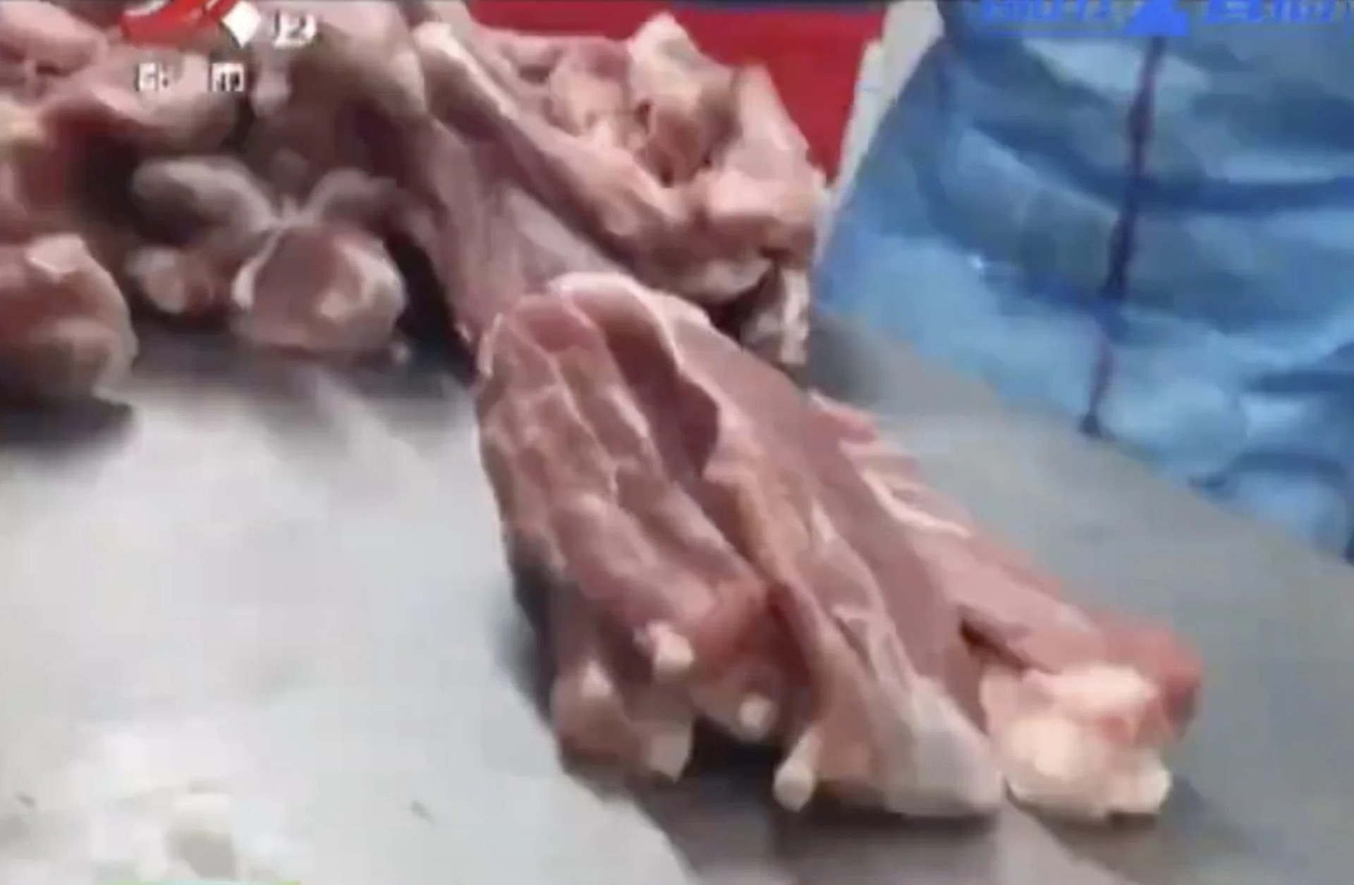 Thực trạng bẩn "ngoài sức tưởng tượng" trong nhà máy giết thịt 2.000 con lợn/ngày ở Trung Quốc: Giặt khăn bằng nước bẩn để lau xúc xích, nhặt miếng thịt rơi xuống sàn mang đi đóng gói cho khách...- Ảnh 2.