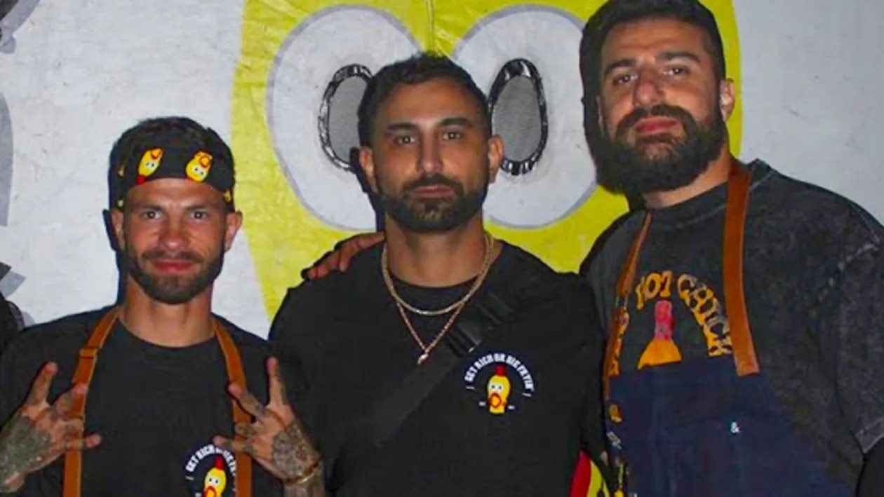 Góp 900 USD khởi nghiệp cùng bạn thân, 3 chàng trai trở thành sếp chuỗi gà rán toàn cầu với doanh thu 1 tỷ USD sau 8 năm- Ảnh 1.