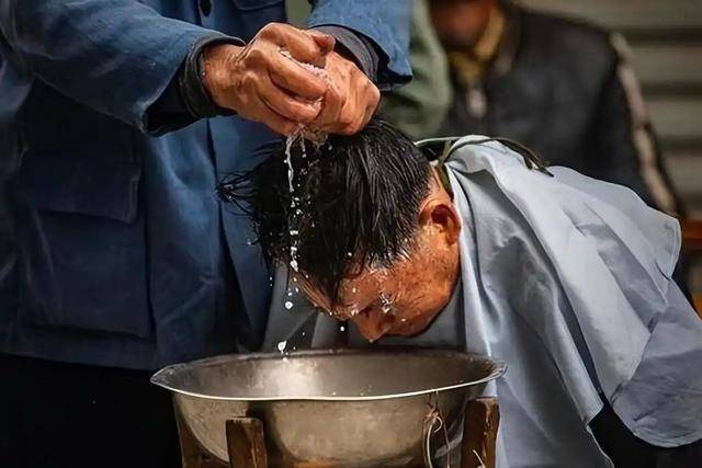 Người phụ nữ đột quỵ sau khi gội đầu vào mùa hè! Cảnh báo: Sau 60 tuổi, khi gội đầu cần ghi nhớ “4 không”- Ảnh 2.