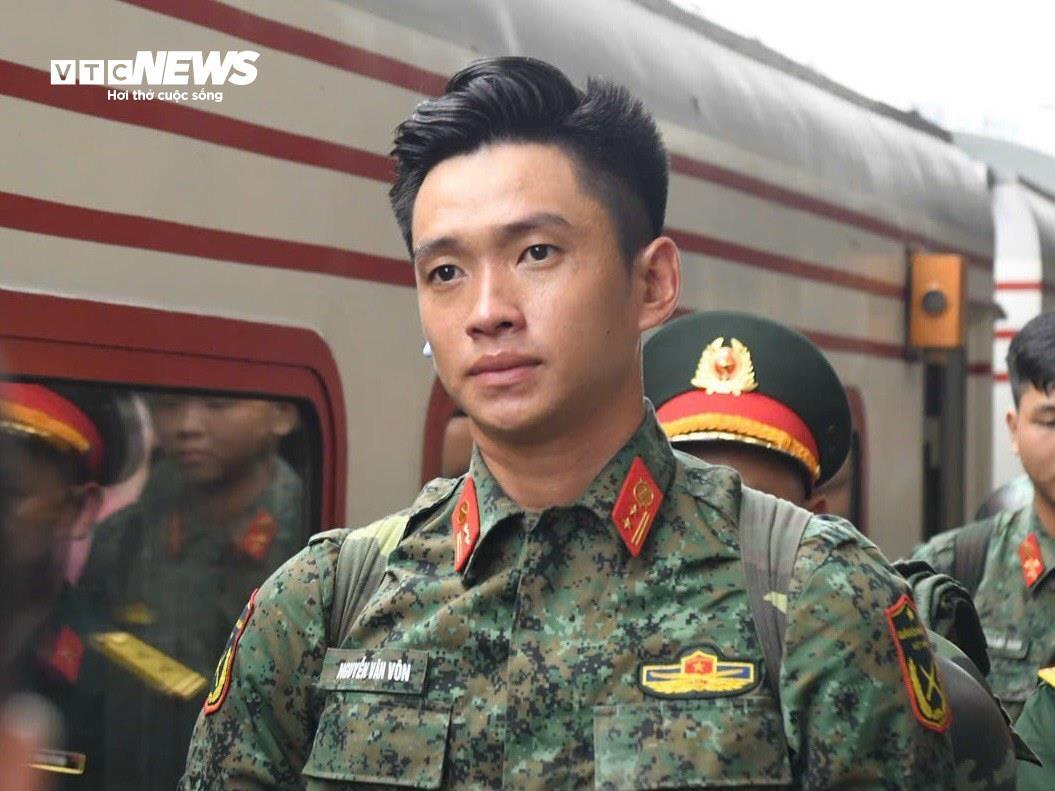 Người dân chào đón đoàn quân ra Bắc luyện tập diễu binh mừng 80 năm Quốc khánh- Ảnh 7.