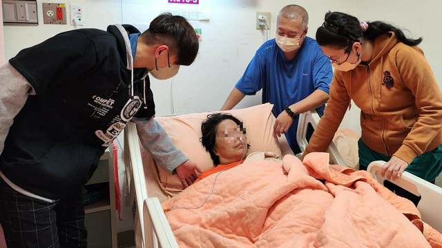 Người phụ nữ đột quỵ sau khi gội đầu vào mùa hè! Cảnh báo: Sau 60 tuổi, khi gội đầu cần ghi nhớ “4 không”- Ảnh 1.