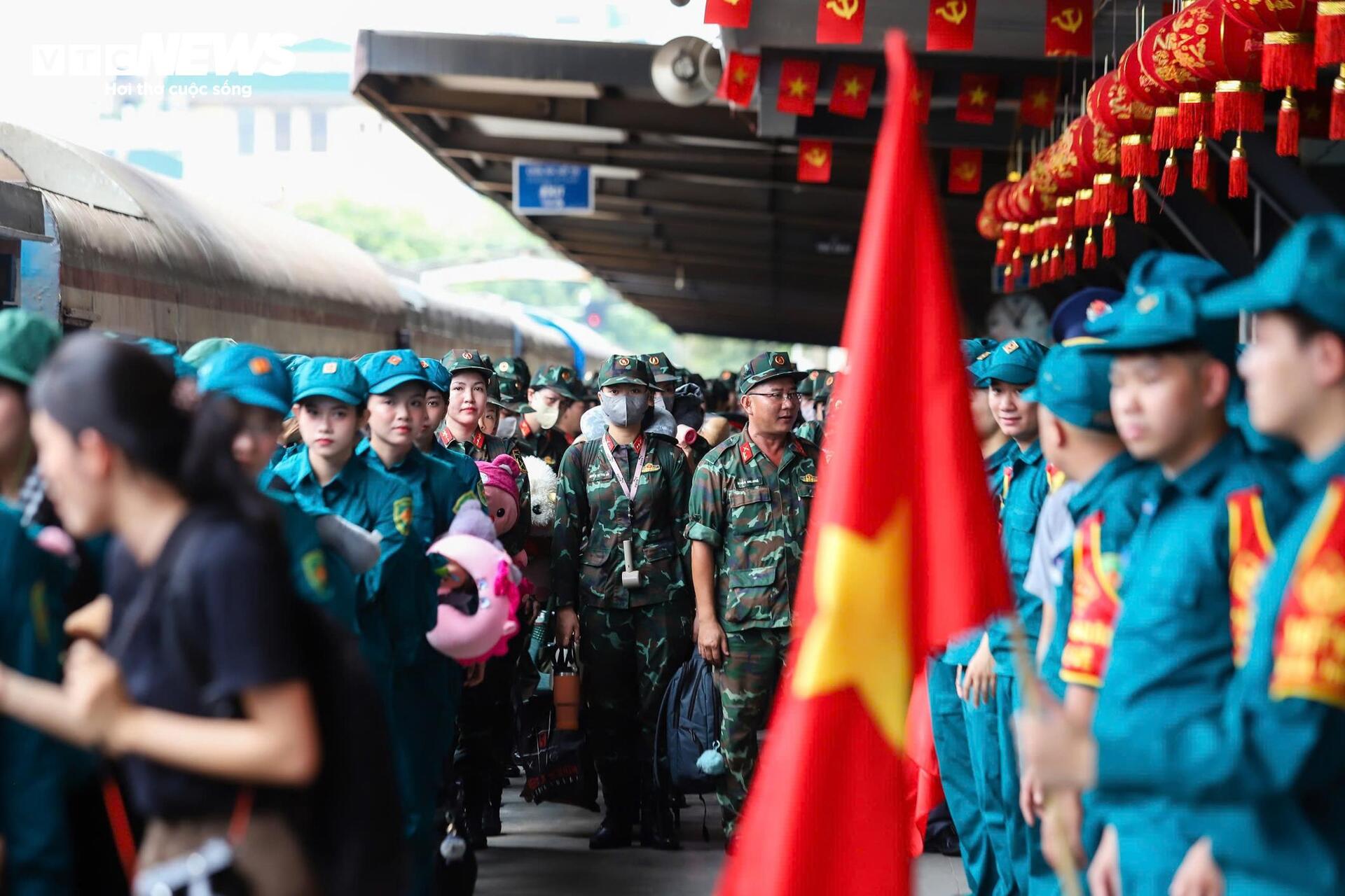 Người dân chào đón đoàn quân ra Bắc luyện tập diễu binh mừng 80 năm Quốc khánh- Ảnh 4.
