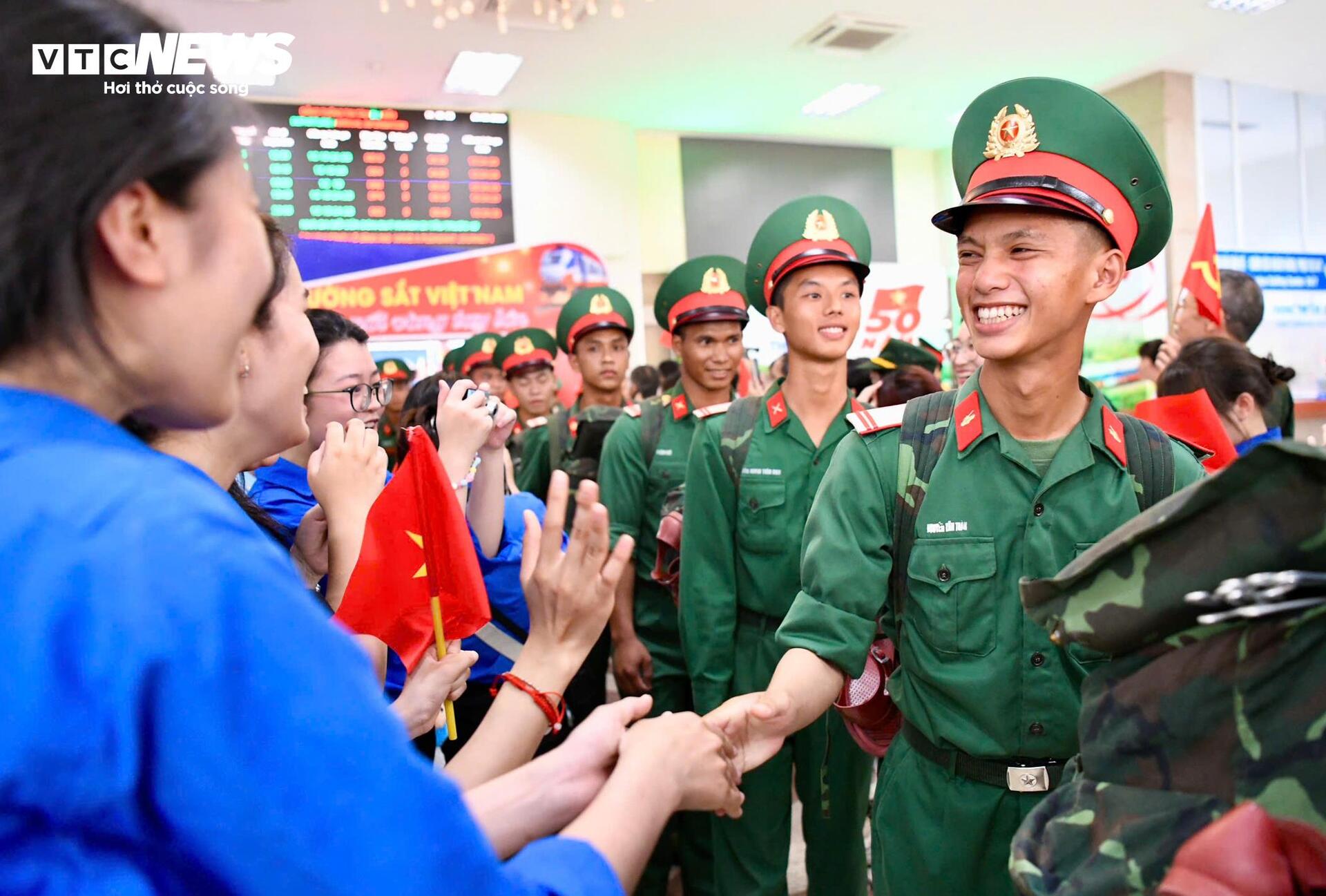 Người dân chào đón đoàn quân ra Bắc luyện tập diễu binh mừng 80 năm Quốc khánh- Ảnh 11.