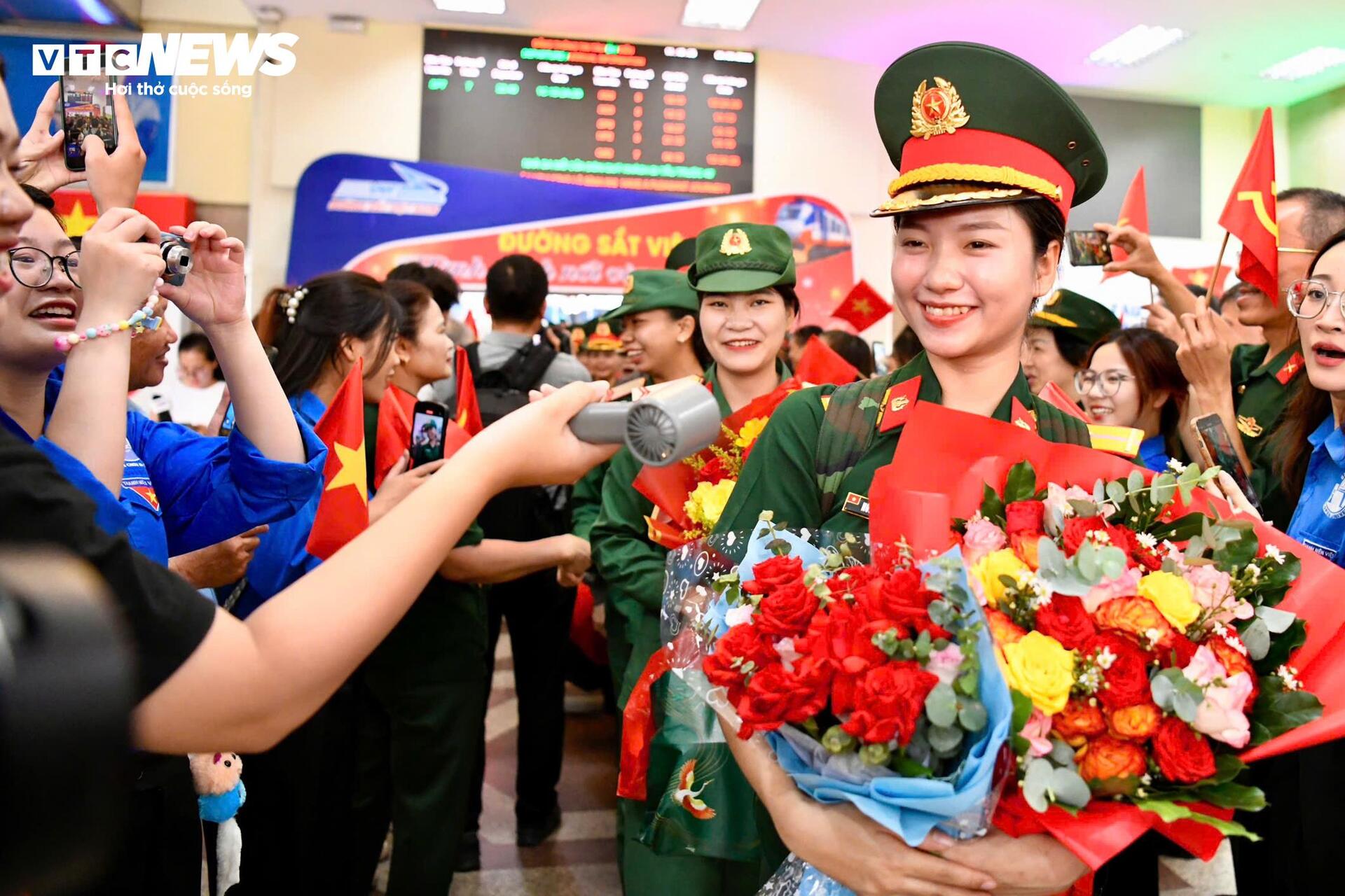 Người dân chào đón đoàn quân ra Bắc luyện tập diễu binh mừng 80 năm Quốc khánh- Ảnh 13.