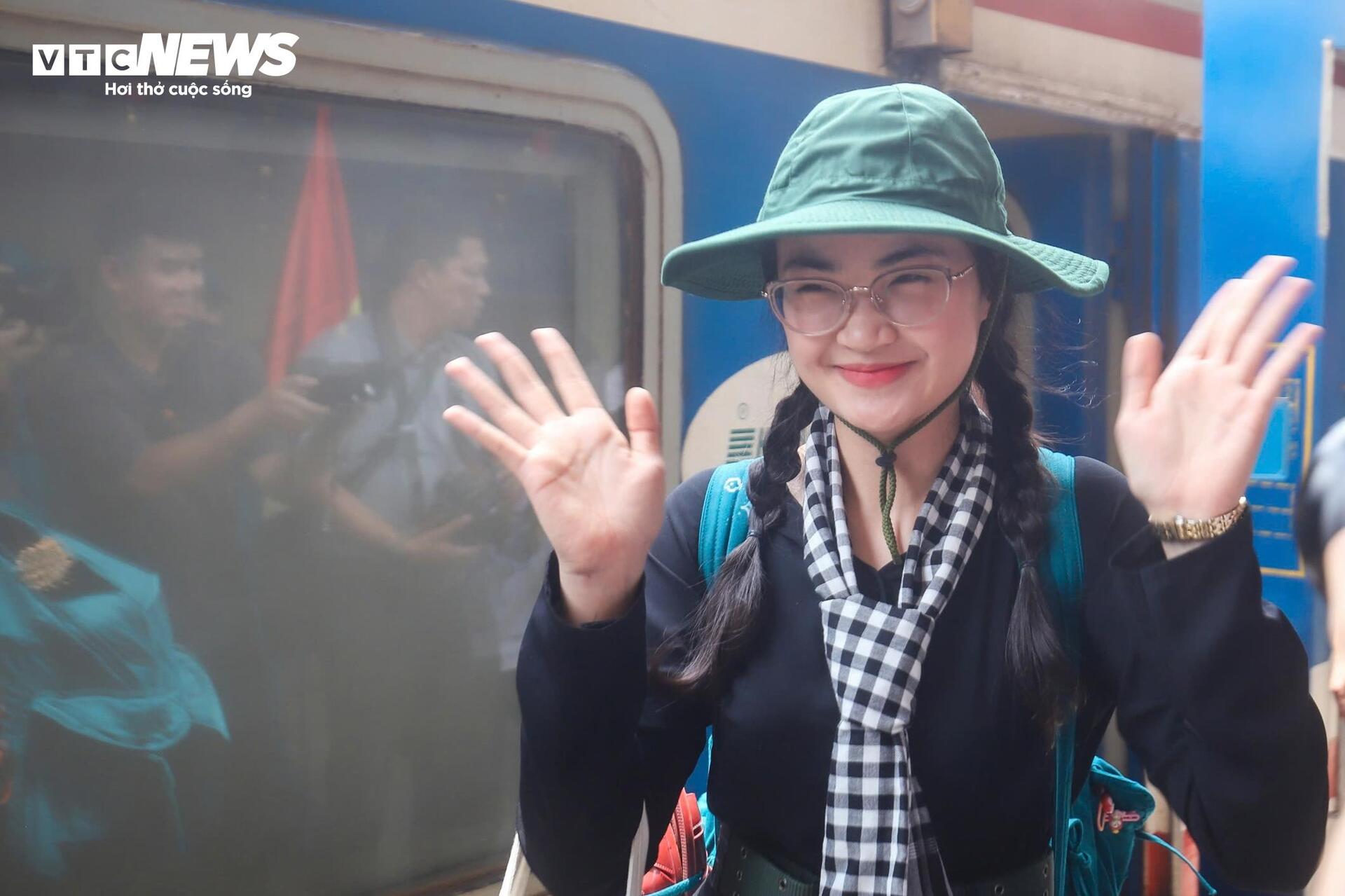 Người dân chào đón đoàn quân ra Bắc luyện tập diễu binh mừng 80 năm Quốc khánh- Ảnh 8.