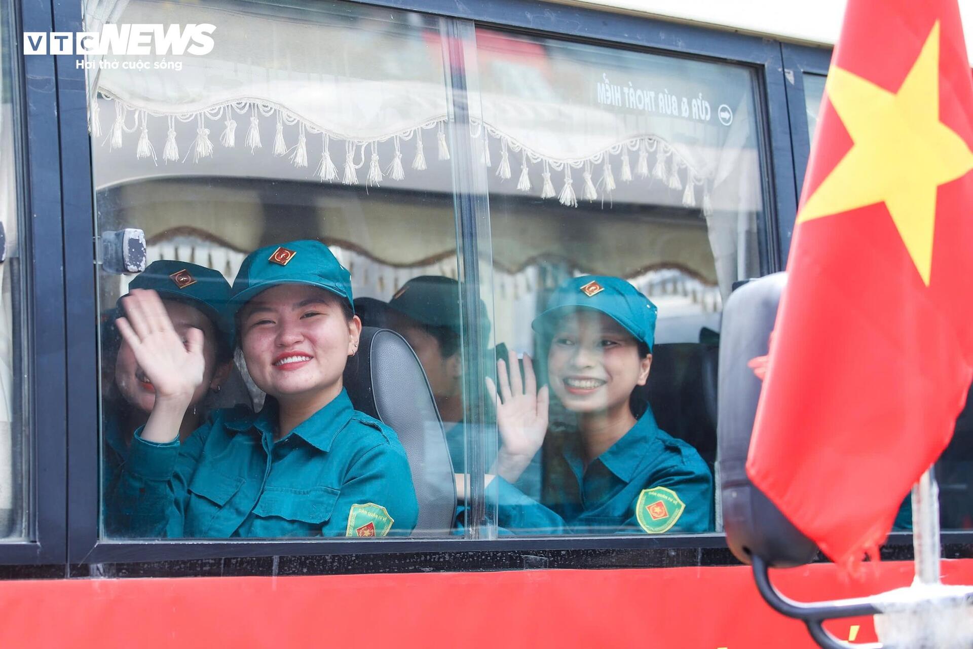 Người dân chào đón đoàn quân ra Bắc luyện tập diễu binh mừng 80 năm Quốc khánh- Ảnh 17.