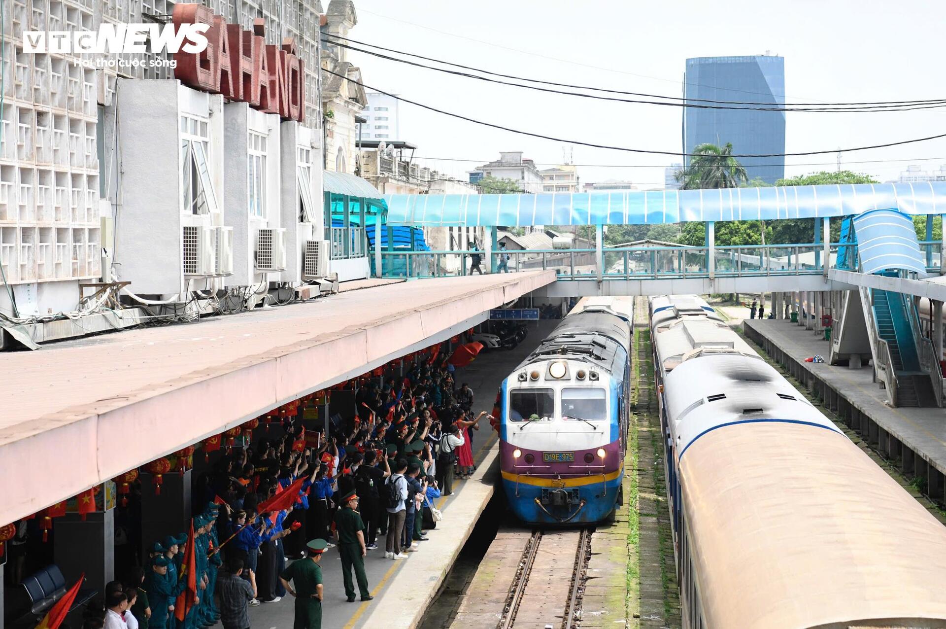Người dân chào đón đoàn quân ra Bắc luyện tập diễu binh mừng 80 năm Quốc khánh- Ảnh 1.