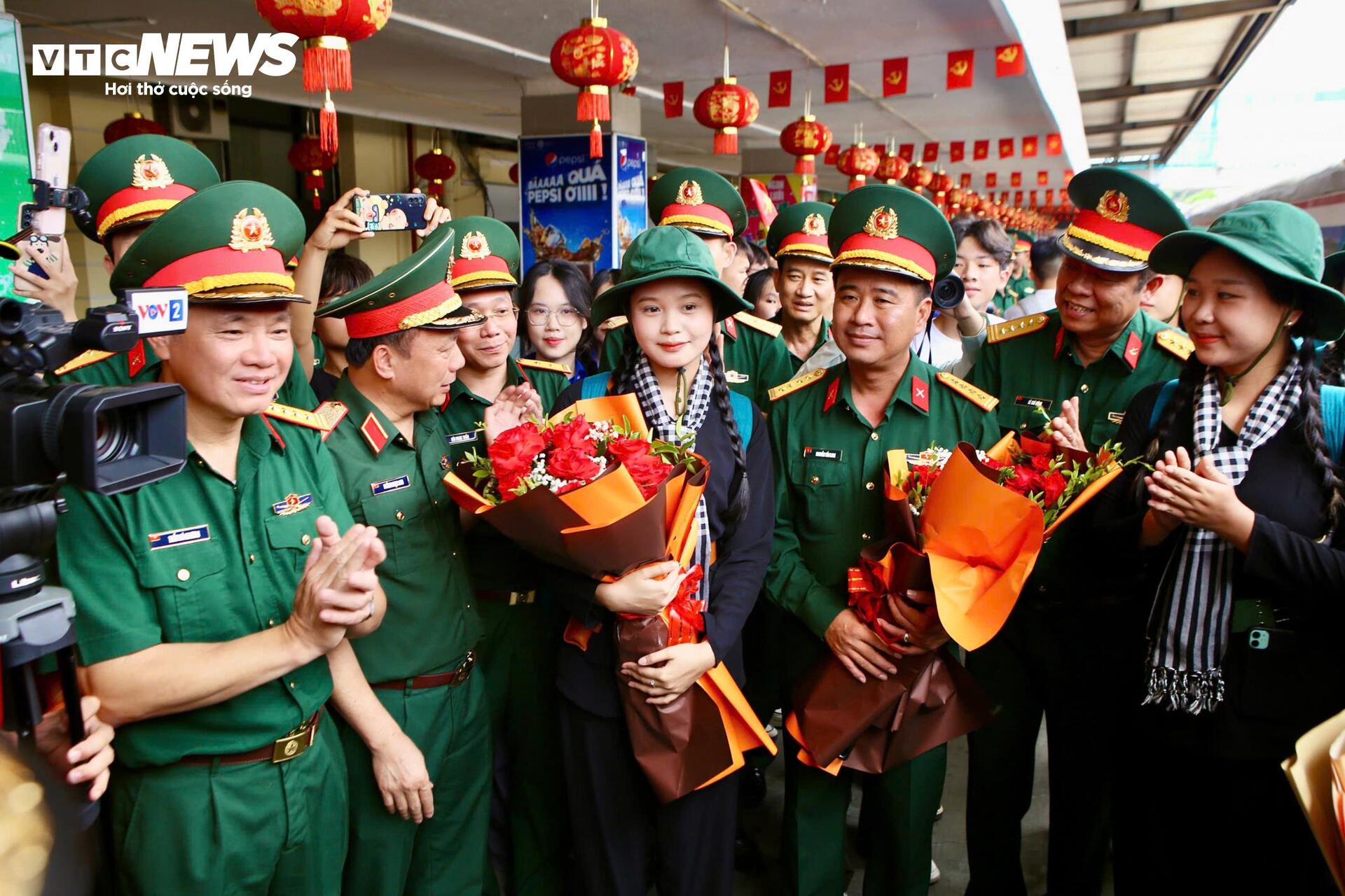 Người dân chào đón đoàn quân ra Bắc luyện tập diễu binh mừng 80 năm Quốc khánh- Ảnh 6.