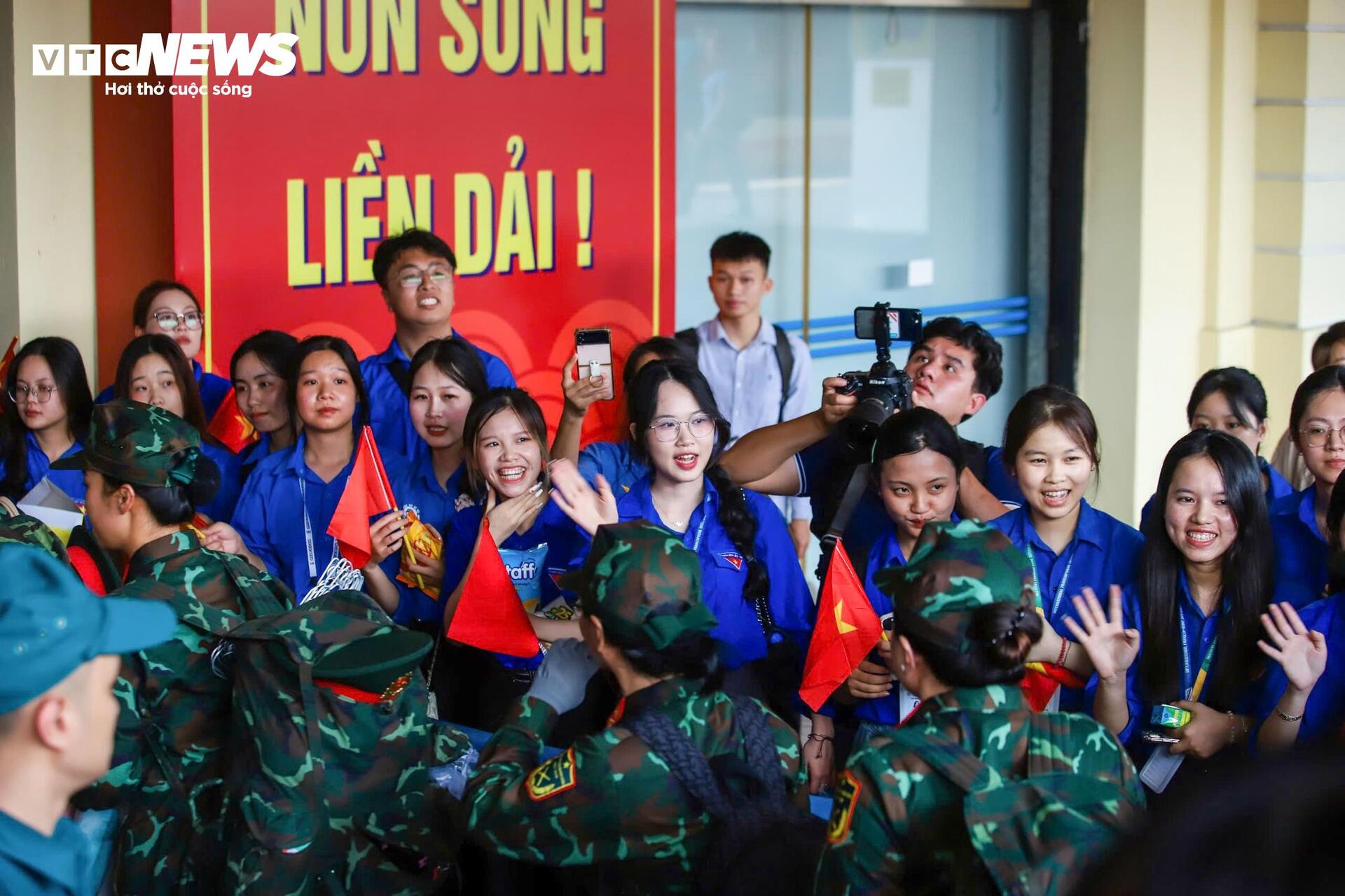 Người dân chào đón đoàn quân ra Bắc luyện tập diễu binh mừng 80 năm Quốc khánh- Ảnh 3.