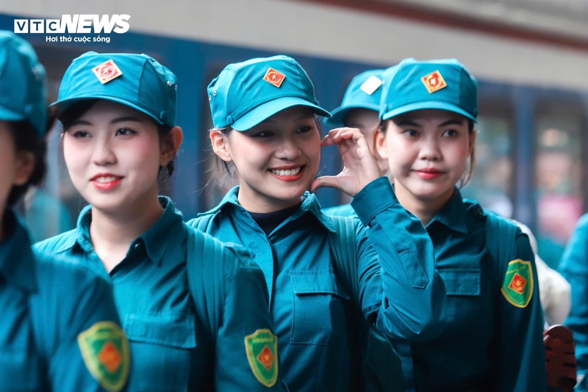 Người dân chào đón đoàn quân ra Bắc luyện tập diễu binh mừng 80 năm Quốc khánh- Ảnh 5.
