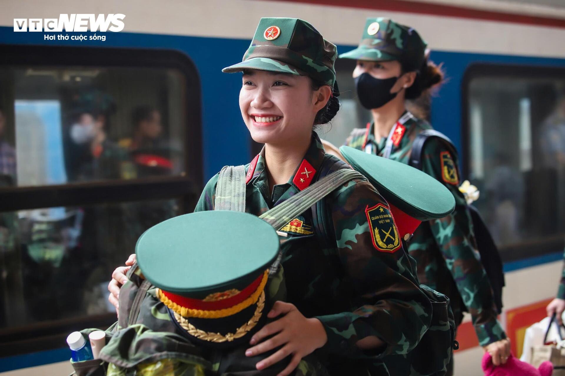 Người dân chào đón đoàn quân ra Bắc luyện tập diễu binh mừng 80 năm Quốc khánh- Ảnh 10.