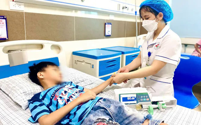 Bé trai sốc nhiệt do vào phòng lạnh sau khi chơi ngoài trời- Ảnh 1.