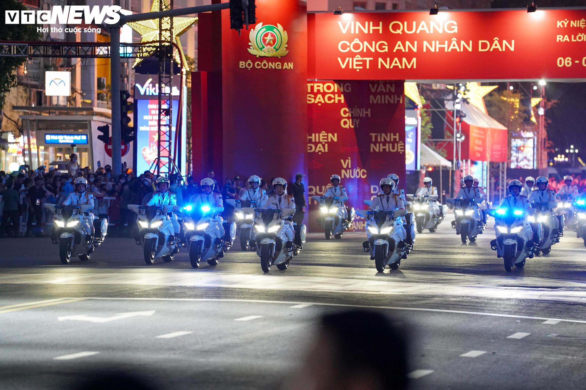Mãn nhãn màn trình diễn chống khủng bố của các chiến sĩ công an tại TP.HCM- Ảnh 1. Mãn nhãn màn trình diễn chống khủng bố của các chiến sĩ công an tại TP.HCM- Ảnh 1.