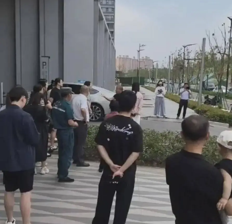 Người phụ nữ mua chung cư 110m² giá 14,5 tỷ đồng, 3 năm sau chủ đầu tư giảm giá còn 9 tỷ kèm lời giải thích: "Bất đắc dĩ mới phải làm vậy"- Ảnh 1.