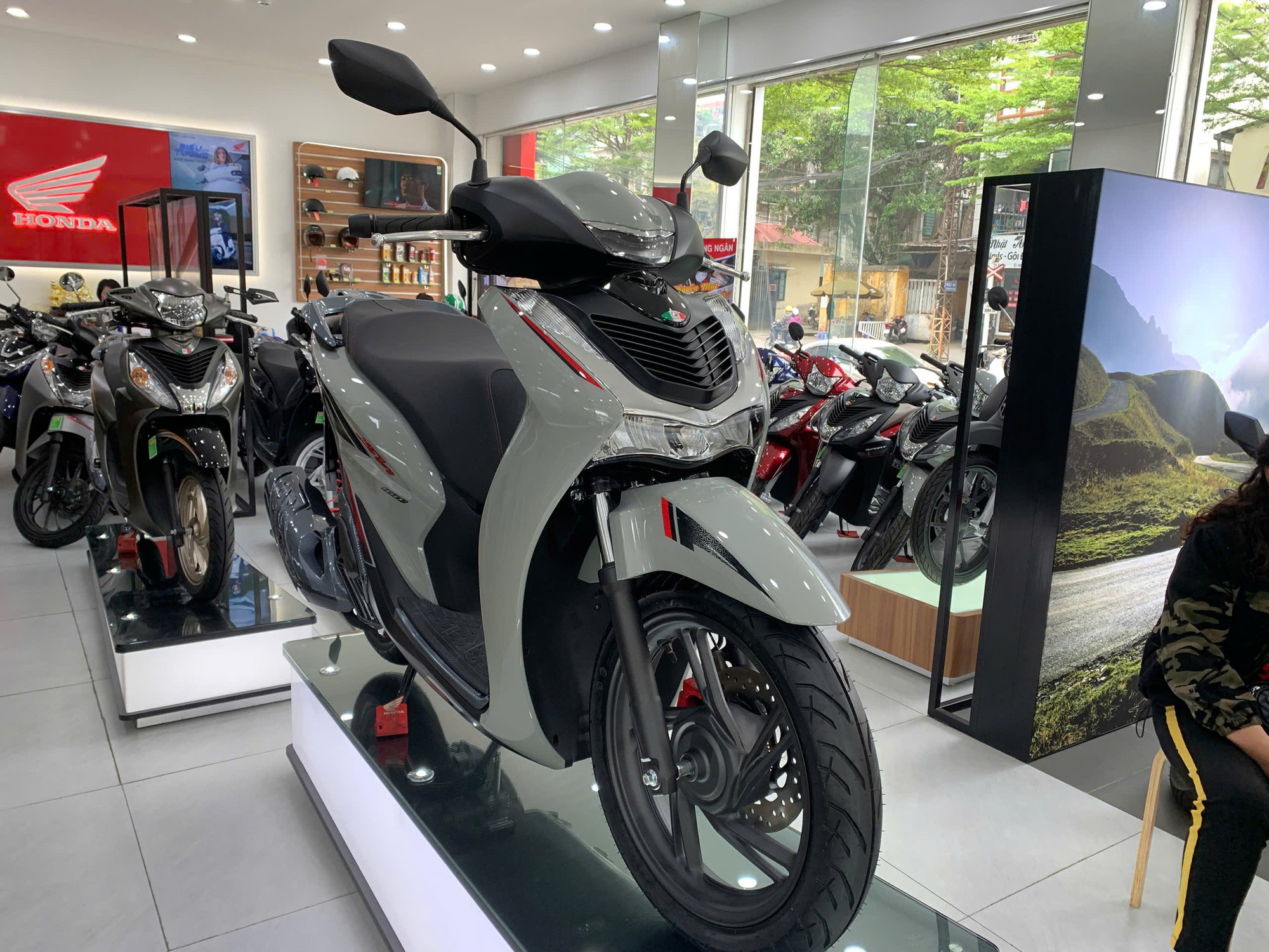 Giá xe máy ở mức thấp hiếm có: Honda Vision, SH, Winner X, Janus... bán dưới mức đề xuất tối đa 23 triệu đồng, tặng kèm đồng hồ xịn xò  - Ảnh 3.