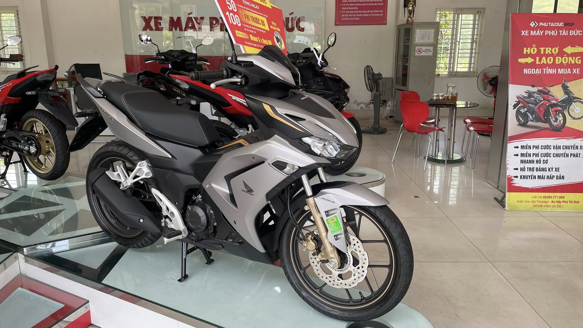 Giá xe máy ở mức thấp hiếm có: Honda Vision, SH, Winner X, Janus... bán dưới mức đề xuất tối đa 23 triệu đồng, tặng kèm đồng hồ xịn xò  - Ảnh 4.