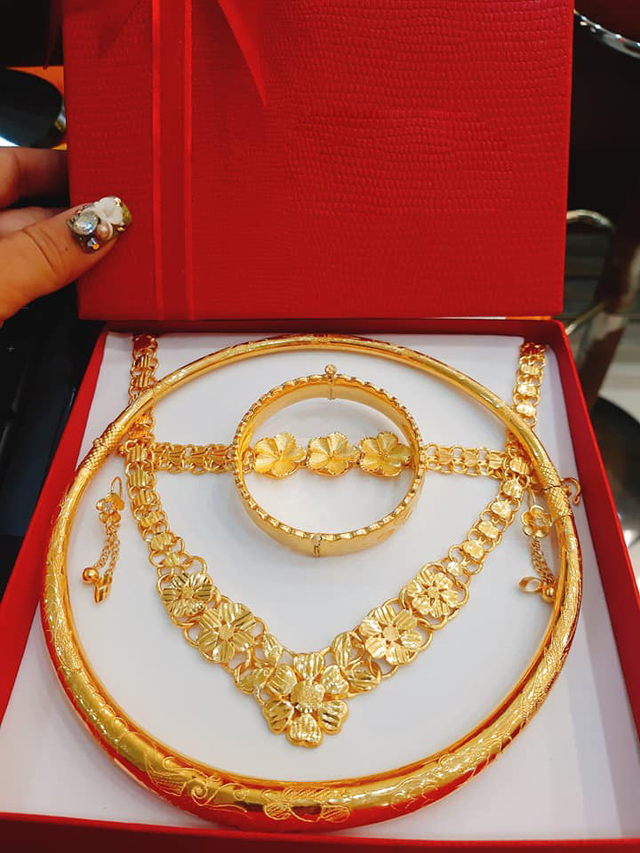 Mua 2 cây vàng từ thời giá vàng hơn 2 triệu/chỉ, cô vợ hỏi 1 câu khiến dân mạng giật mình- Ảnh 1.