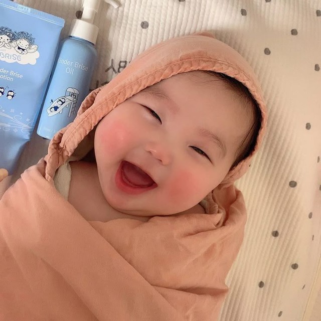 Dân gian có câu "Con hay cười, bố mẹ dễ làm ăn": Đứa trẻ có phúc tướng tự khắc sẽ mang đến vận may cho gia đình- Ảnh 1. Dân gian có câu "Con hay cười, bố mẹ dễ làm ăn": Đứa trẻ có phúc tướng tự khắc sẽ mang đến vận may cho gia đình- Ảnh 1.