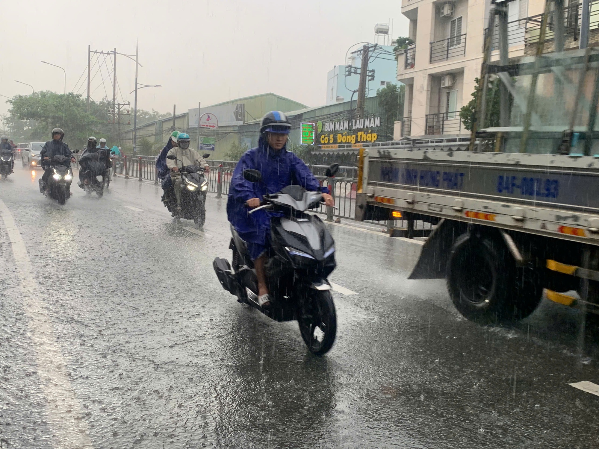 TP HCM đang mưa dông xối xả, có nơi đã ngập nước - Ảnh 4.