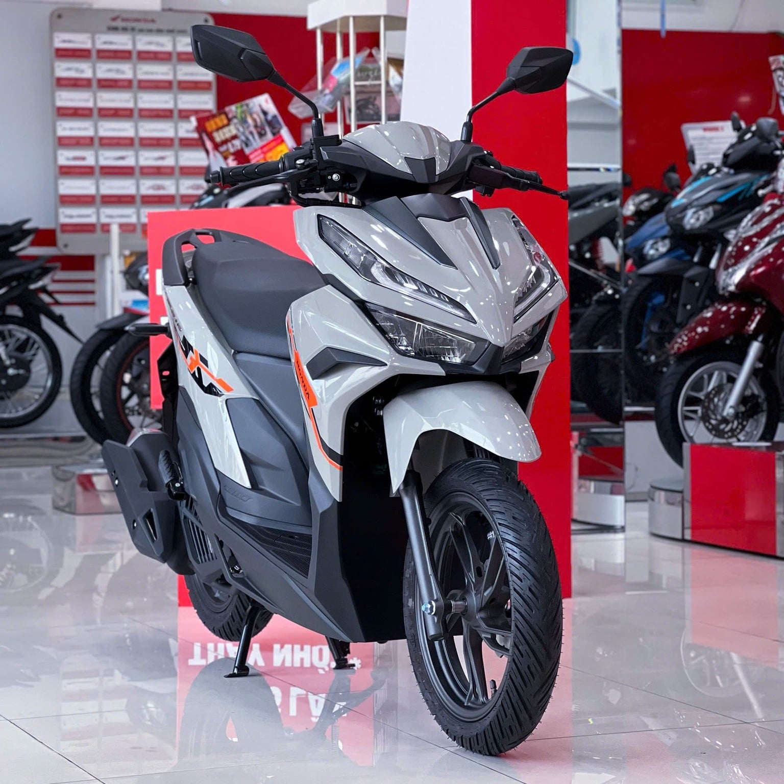 Giá xe máy ở mức thấp hiếm có: Honda Vision, SH, Winner X, Janus... bán dưới mức đề xuất tối đa 23 triệu đồng, tặng kèm đồng hồ xịn xò  - Ảnh 2.