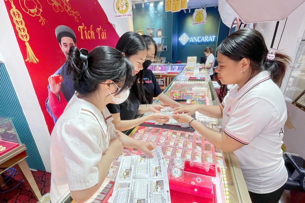 ‘Người anh em’ của vàng lập kỷ lục cao nhất trong 13 năm: Bạc miếng mẫu mã đẹp cháy hàng- Ảnh 1.