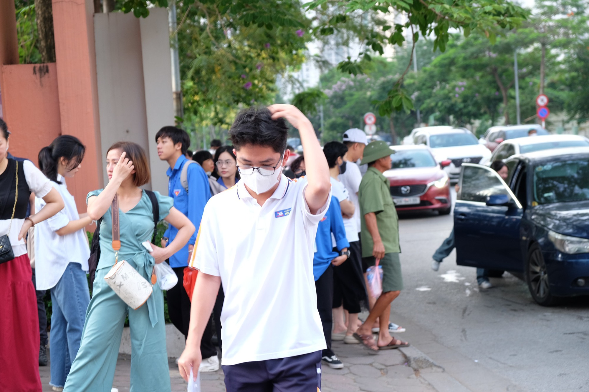 Phụ huynh Hà Nội trong kỳ thi căng thẳng bậc nhất: "Tôi ở đây cả sáng, để con thi xong thấy bố mẹ đầu tiên!" - Ảnh 1.